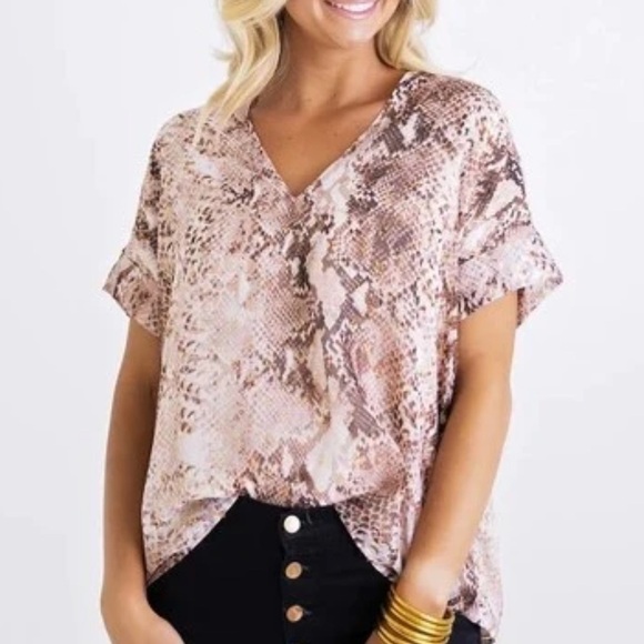 NWT Karlie Leopard Taupe Camo VNeck Blouse, size medium - Picture 2 of 16